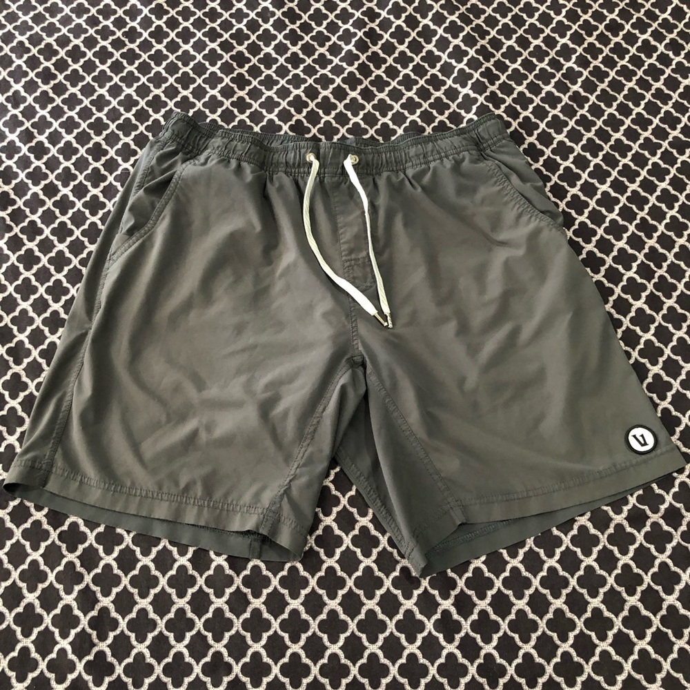 Vuori Kore Shorts Mens Medium 38 Gray Lined 7" Inseam Gym Athletic De24